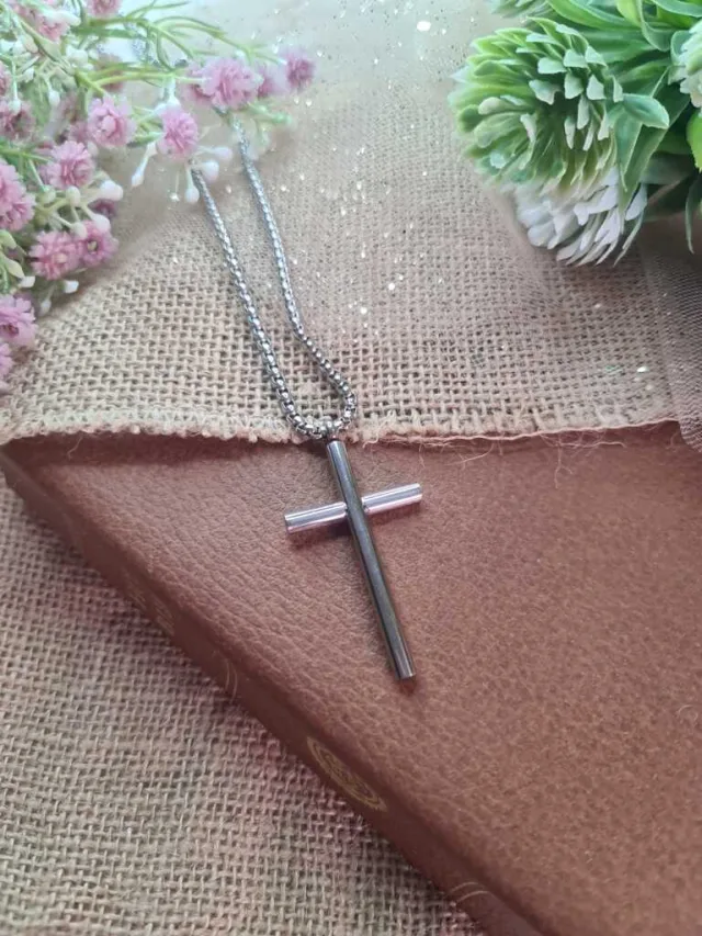 THICK CROSS NECKLACE