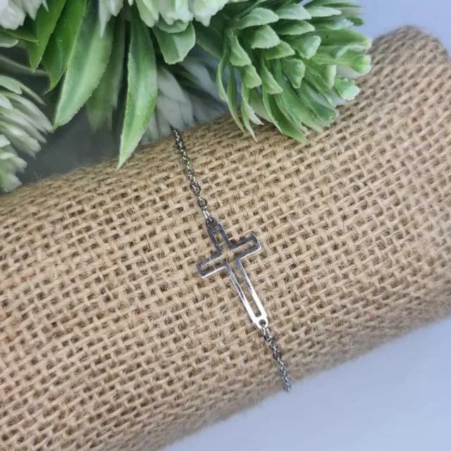 CROSS CUTOUT BRACELET