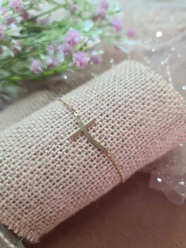 CURVED CROSS BRACELET, GOLD