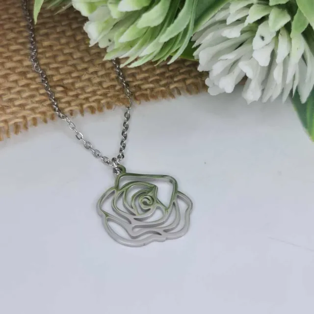 ROSE NECKLACE