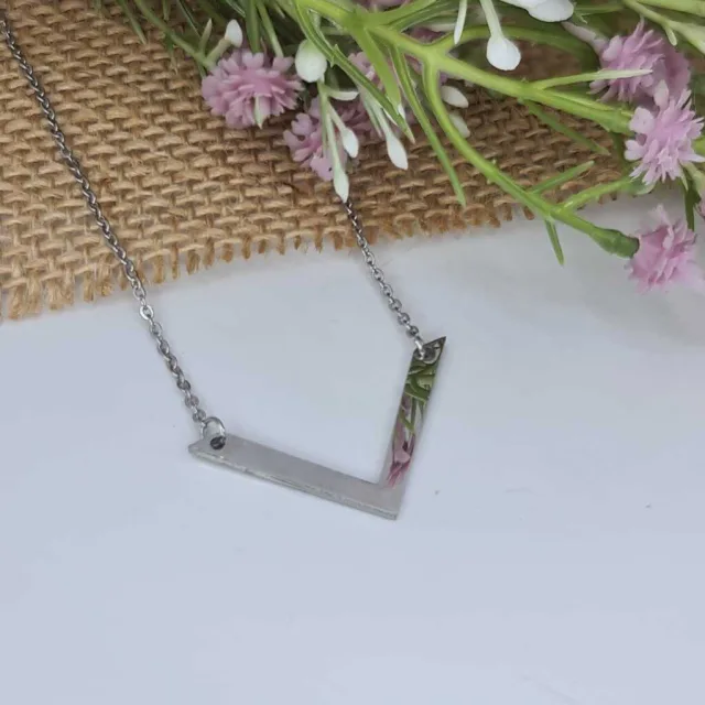 V NECKLACE
