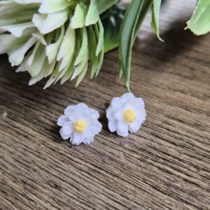 WHITE FLOWER STUD EARRINGS