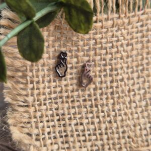 FINGER HEART EMOJI STUD EARRINGS